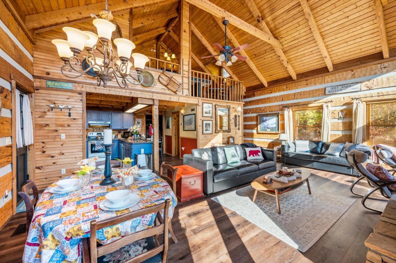Barenberg Cabin - Secluded Unobstructed Panoramic Smoky Mountains View With Two Master Suites, Loft Game Room, And Hot Tub Gatlinburg Buitenkant foto